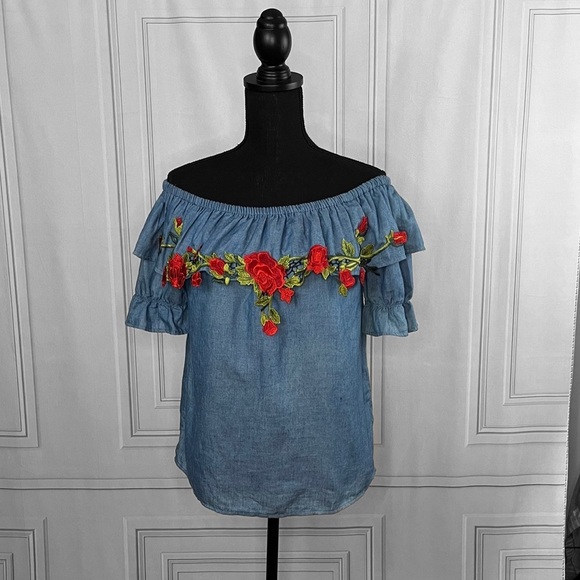 Embroidered ruffle top 🖤 - Picture 1 of 13